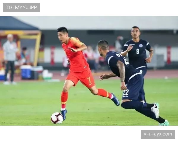 武磊下班一身汗拎着那个包，比我一个月工资还贵